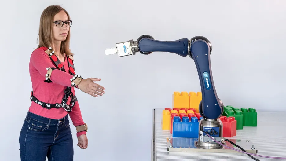 Wissenschaftlerin arbeitet mit Roboterarm